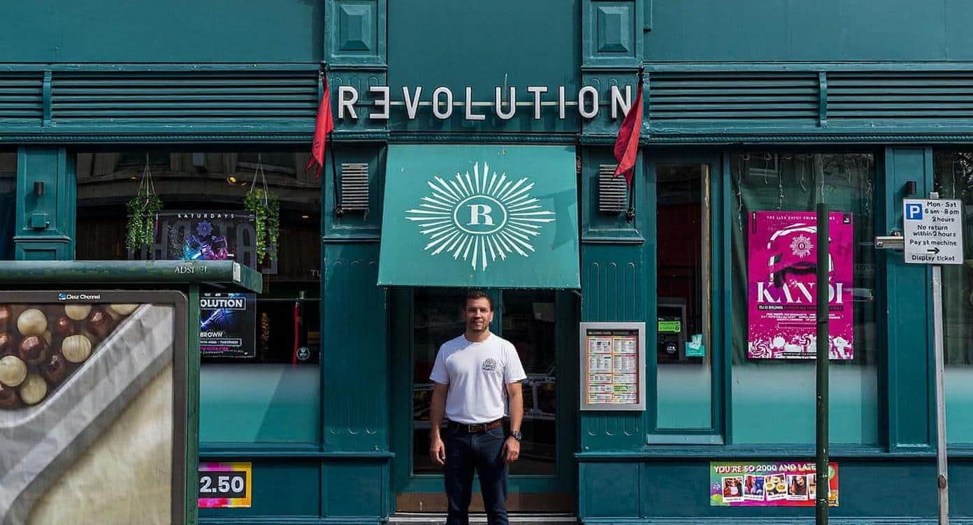 Colaps la Revolution Bars – soarta a 2.200 de angajați, pe muchie de cuțit