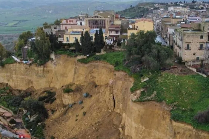 cosmar-in-sicilia-oras-inghitit-de-pamant-1-500-de-oameni-evacuati