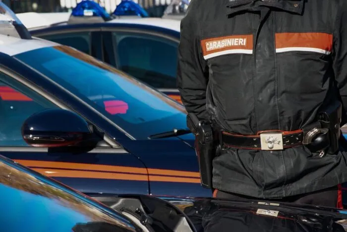 doi-romani-arestati-in-italia-au-furat-arma-unui-politist-si-au-tras