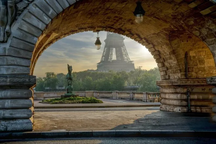 dupa-135-de-ani-72-de-femei-savante-isi-fac-loc-pe-turnul-eiffel