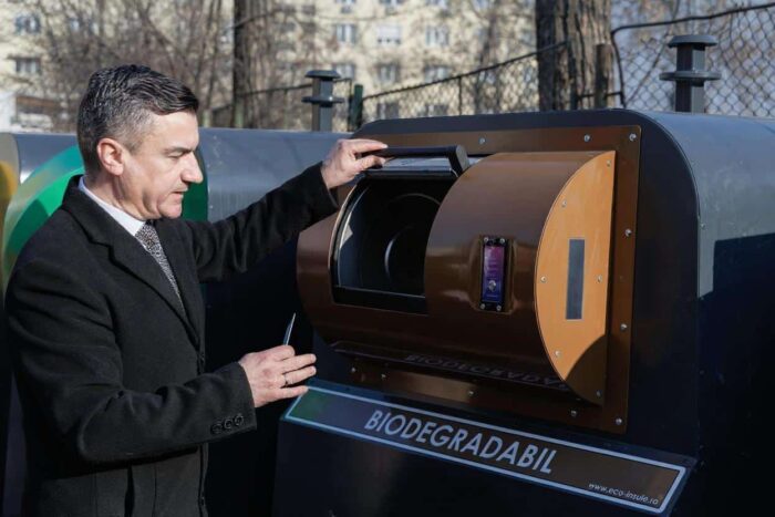 iasiul arunca gunoiul cu cardul un proiect de 2424 mil lei digitalizeaza colectarea