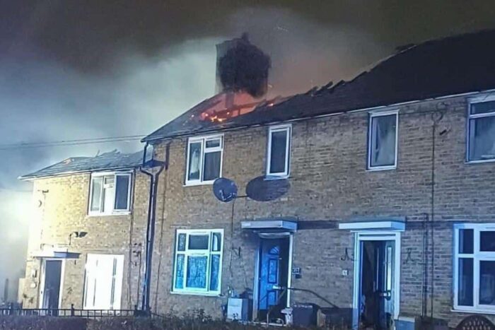 Incendiu devastator la Londra - 70 de pompieri, 3 răniți și o casă distrusă complet incendiu devastator la londra 70 de pompieri 3 raniti si o casa distrusa complet