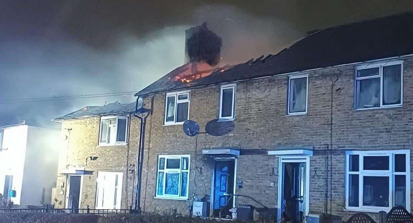 Incendiu devastator la Londra – 70 de pompieri, 3 răniți și o casă distrusă complet