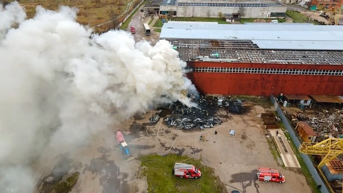 incendiu-devastator-la-o-fabrica-din-wolverhampton-fumul-vizibil-de-la-kilometri
