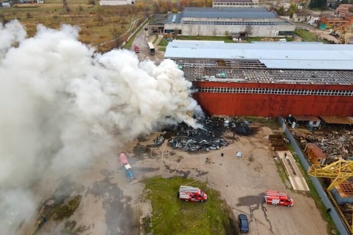 Incendiu devastator la o fabrică din Wolverhampton: Fumul, vizibil de la kilometri incendiu devastator la o fabrica din wolverhampton fumul vizibil de la kilometri