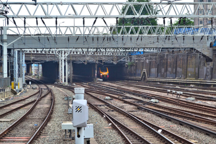 incendiu masiv langa gara euston din londra 70 de pompieri mii de trenuri anulate