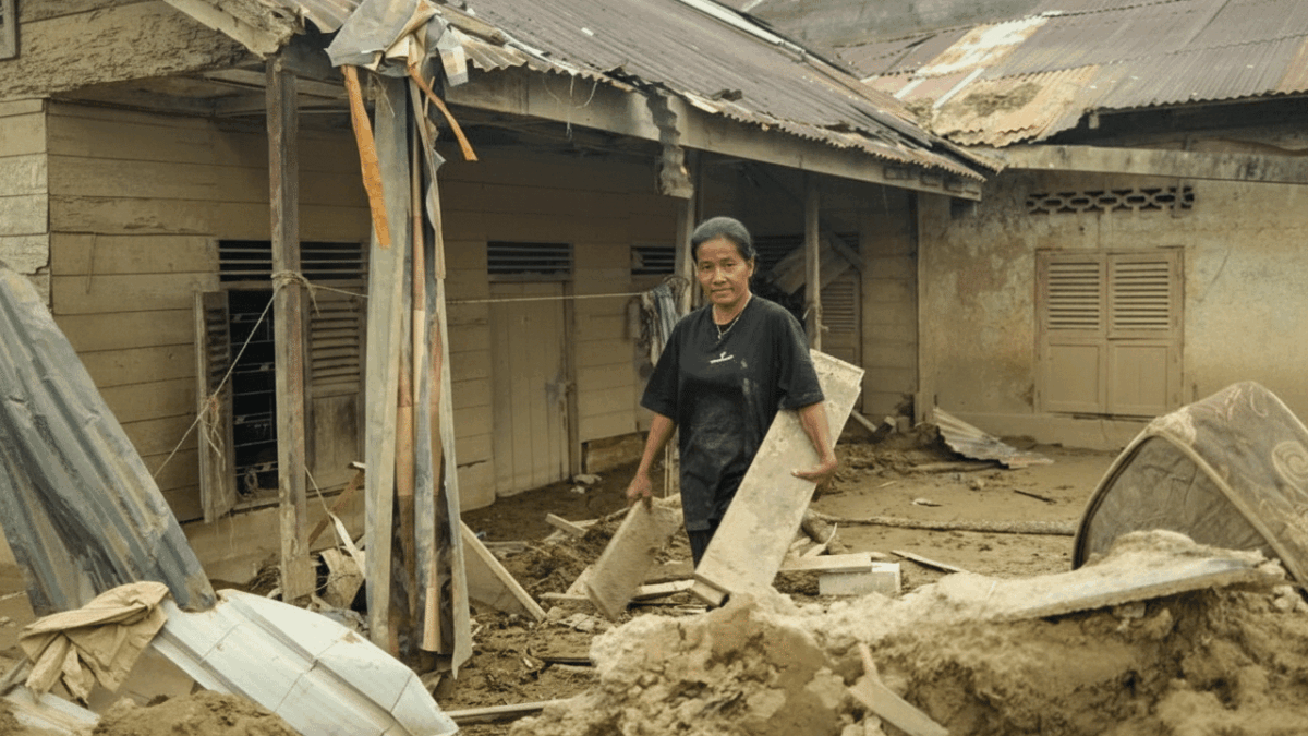 inundatii devastatoare in indonezia mii de sinistrati case distruse