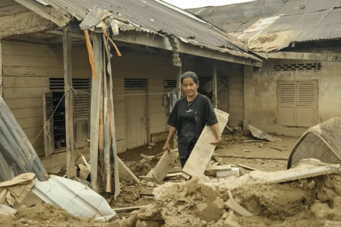 inundatii-devastatoare-in-indonezia-mii-de-sinistrati-case-distruse