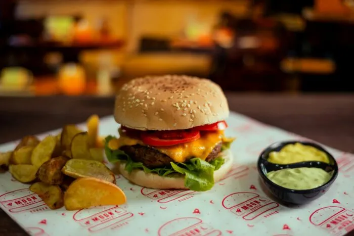 lantul-maghiar-simons-burger-intra-pe-piata-din-romania