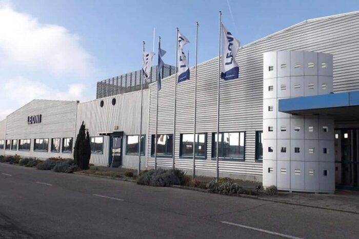 leoni arad concediaza 465 de oameni inca o lovitura pentru industria din vest