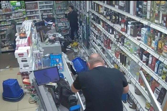 magazin din londra devastat de romani in 30 de secunde