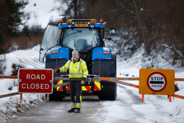 ninsori-abundente-in-marea-britanie-inchid-scoli-si-perturba-traficul