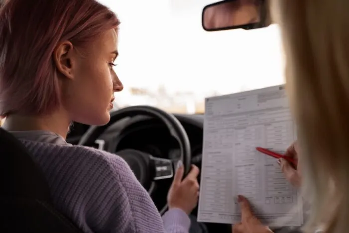 permis-auto-examene-amanate-cu-6-luni-in-anglia-si-tara-galilor.jpg