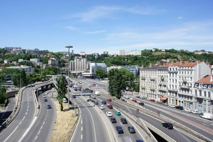 peste-50-din-soferi-recunosc-ar-incalca-legea-intr-o-urgenta-top-reguli-ignorate