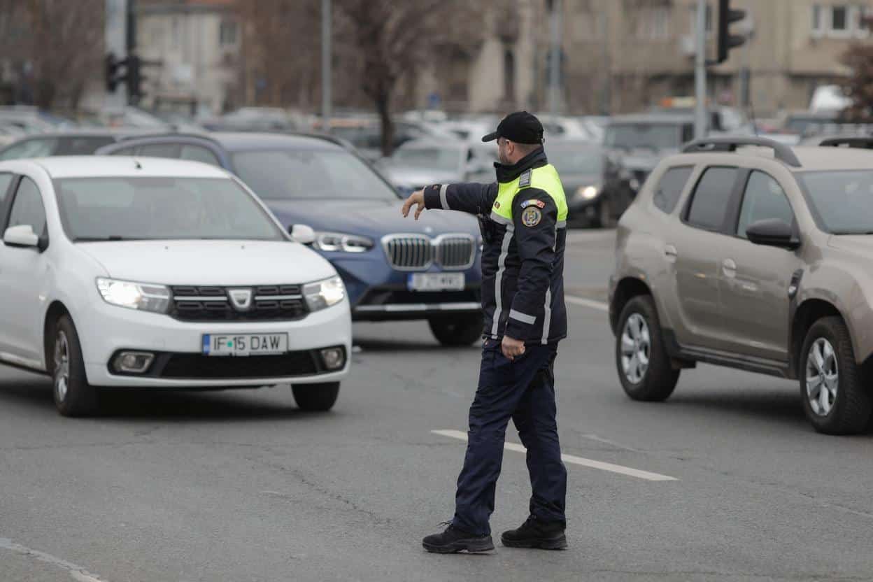Pieton ucis de camion în Colentina. Șoferul are 46 de ani, linia 21 e blocată