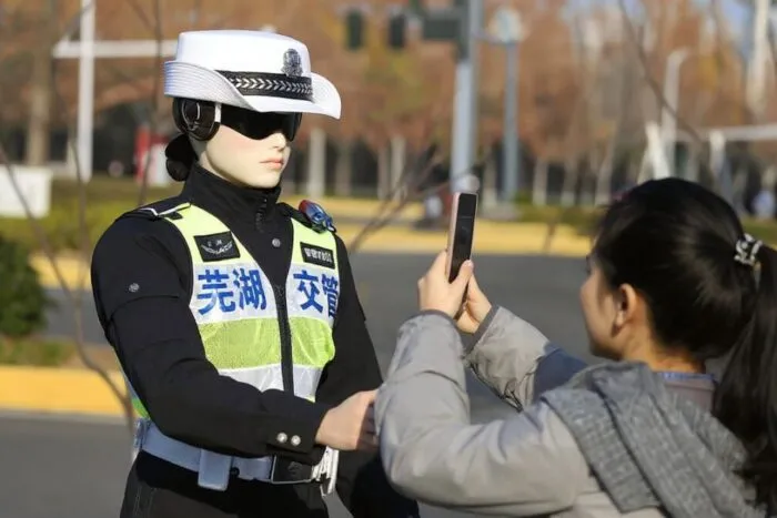 China introduce polițiști-roboți umanoizi pentru patrulare