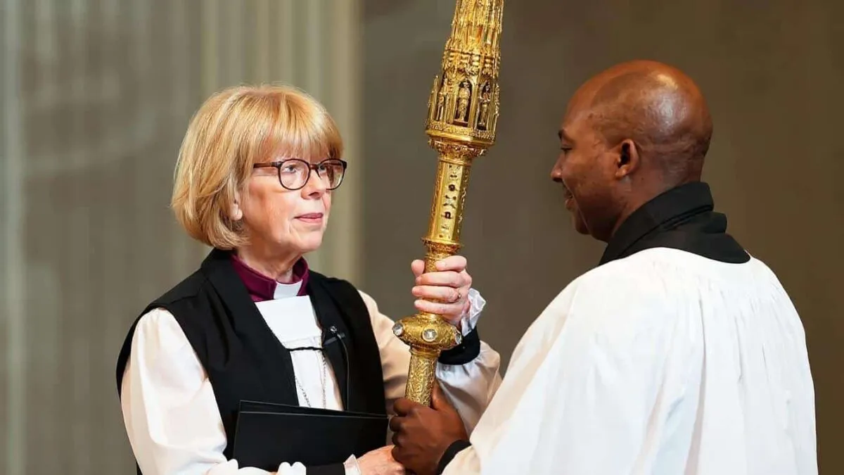 prima-femeie-in-500-de-ani-la-sefia-bisericii-anglicane-o-ceremonie-cu-scandal