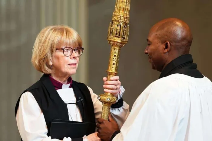 prima-femeie-in-500-de-ani-la-sefia-bisericii-anglicane-o-ceremonie-cu-scandal