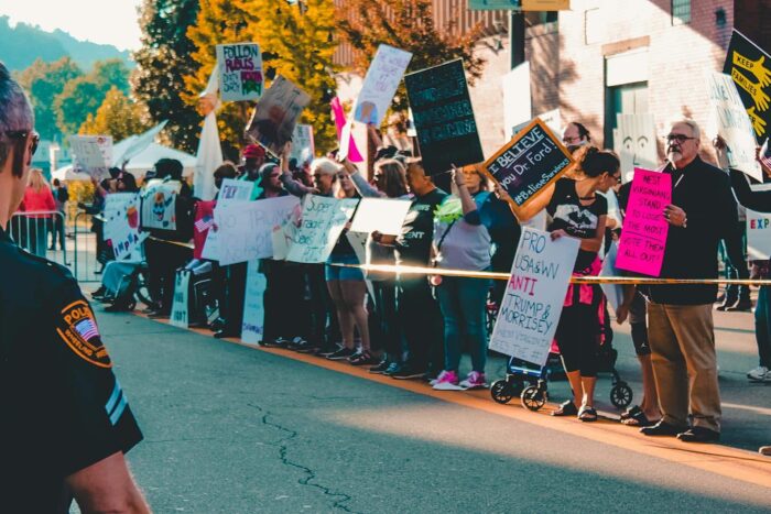 proteste in minnesota trump ameninta cu legea insurectiei