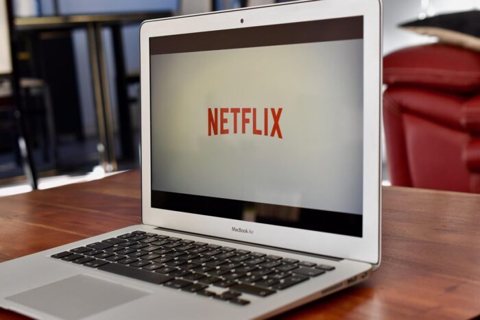razboi total in lumea media paramount da in judecata warner bros din cauza netflix