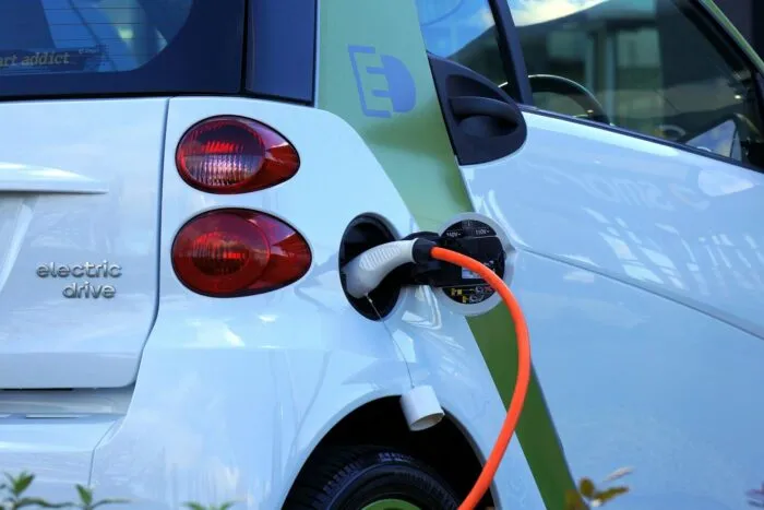 repari-masina-electrica-cu-telefonul-sfarsitul-mecanicilor