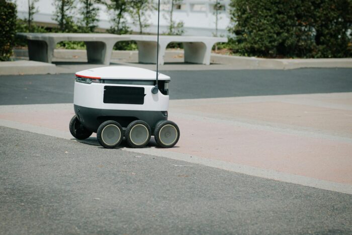 robot de livrari facut praf de tren gluma de pe net smash burger