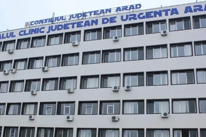 scandal-la-upu-arad-mama-bolnava-ridicata-de-2-paznici-de-pe-scaunul-lor