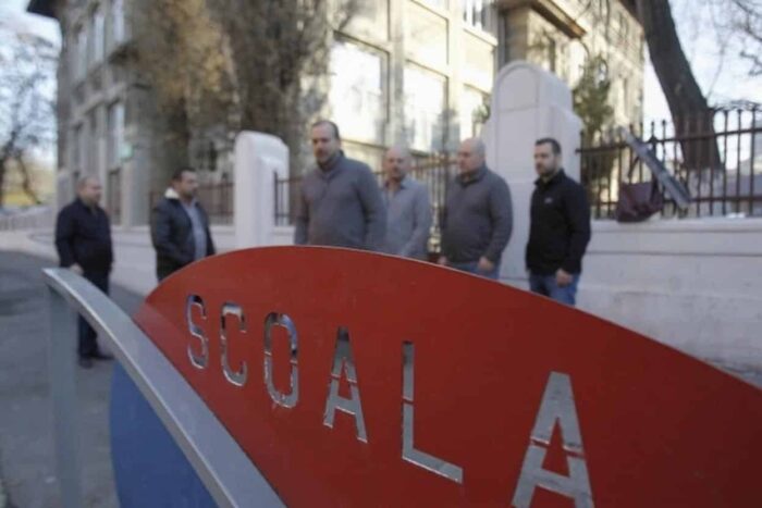 soc la mangalia elev de 13 ani salt in gol de la etaj pentru o nota