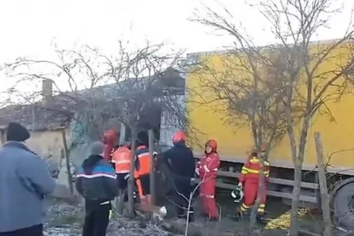 Buzău: Șofer de TIR, cu alcoolemie de 1,02 la mie, a intrat într-o casă