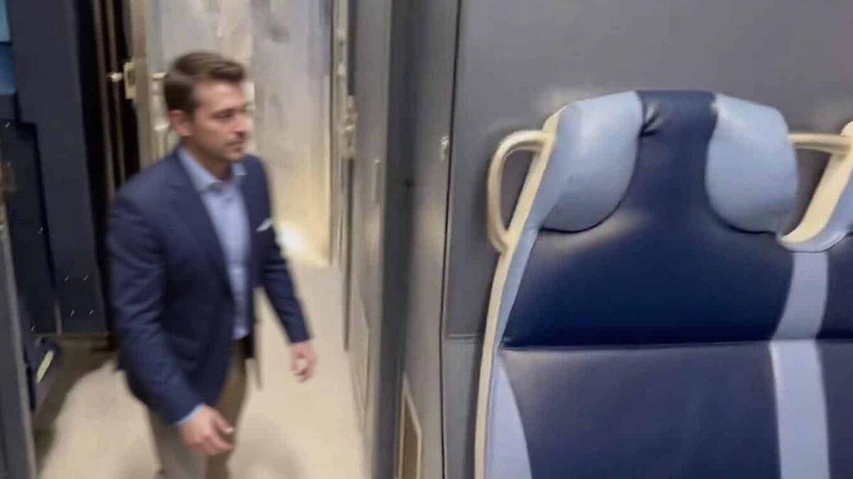 SUA, sub asediu - 4.000 zboruri anulate, 800.000 case fără curent și un tren îngropat în zăpadă sua sub asediu 4 000 zboruri anulate 800 000 case fara curent si un tren ingropat in zapada