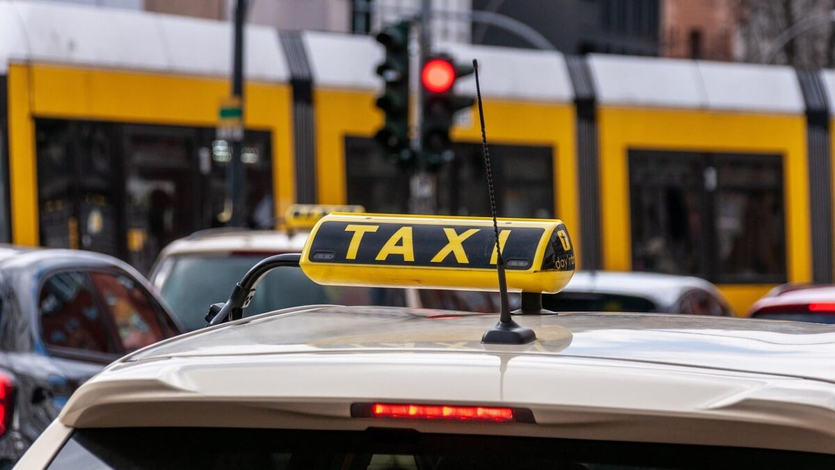 taximetrist-de-54-de-ani-injunghiat-in-mures-de-3-minori-doar-cei-de-15-si-16-ani-retinuti