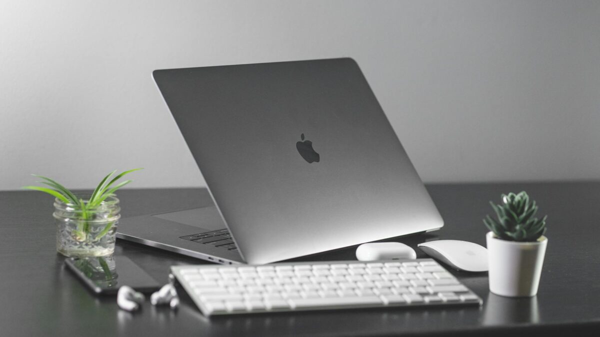 top 10 laptopuri apple in 2026 pentru orice buget si nevoie