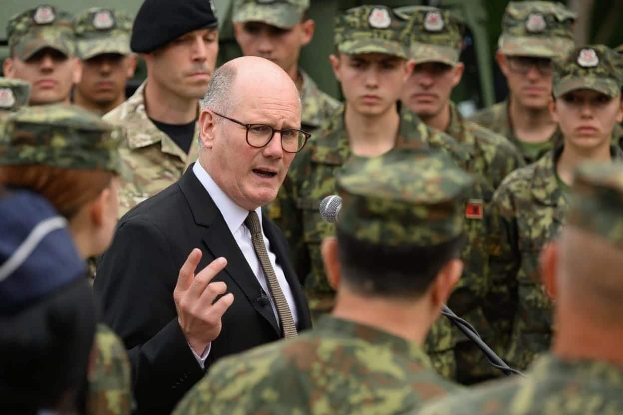 Trump amenință cu forța în Groenlanda. Danemarca trimite armata