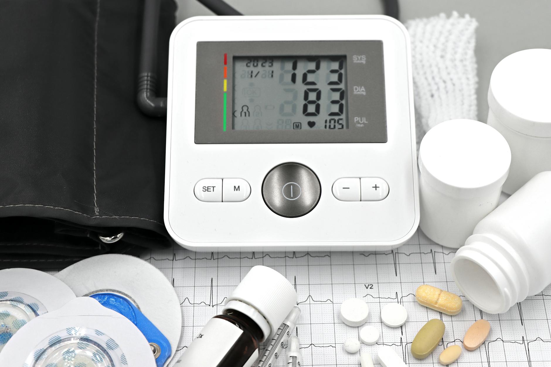Un cardiolog britanic avertizează, 3 simptome ale hipertensiunii pe care le ignorăm zilnic