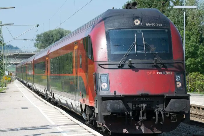 un-roman-de-37-de-ani-a-vrut-sa-fure-un-tren-in-austria-l-a-oprit-un-singur-buton