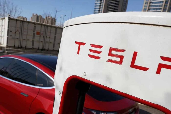 vanzari auto tesla 11 pariul lui musk 2 miliarde de dolari pe roboti