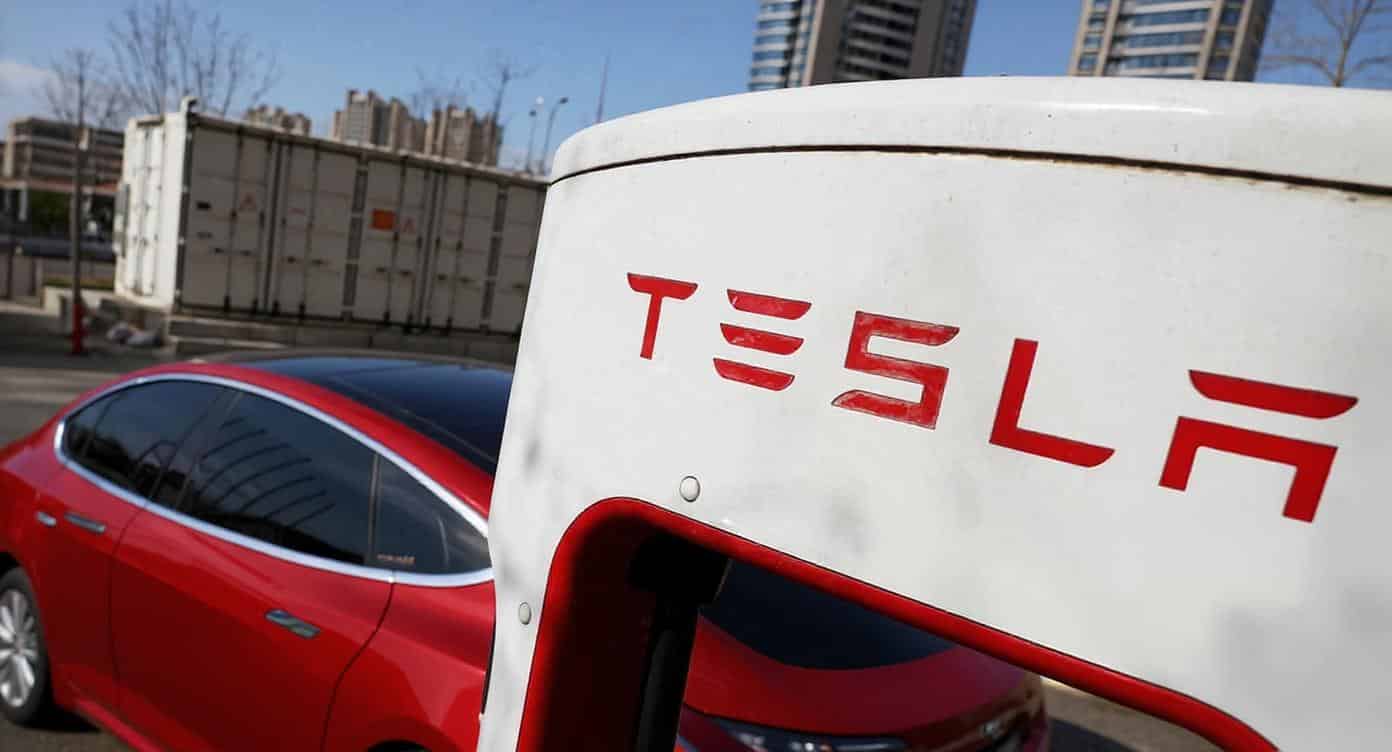 Vânzări auto Tesla -11%. Pariul lui Musk – 2 miliarde de dolari pe roboți