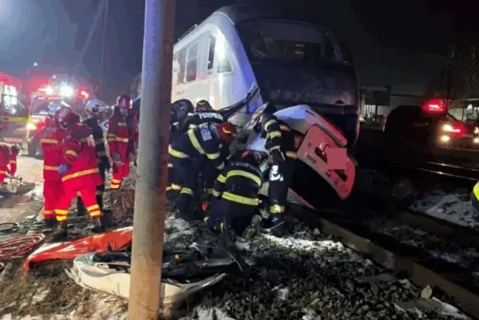 video-chiajna-filmul-accidentului-masina-a-derapat-a-cazut-pe-sine-si-a-fost-lovita-de-tren