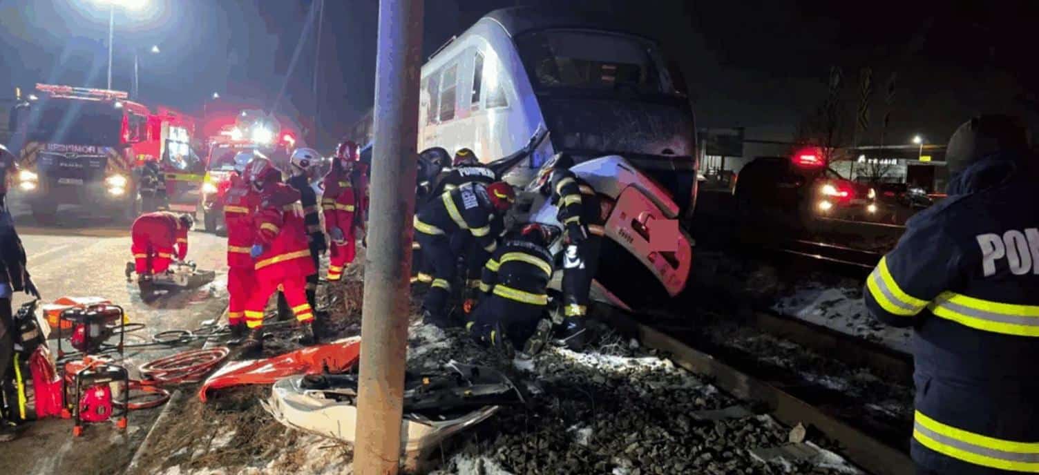 VIDEO Chiajna – Filmul accidentului. Mașina a derapat, a căzut pe șine și a fost lovită de tren