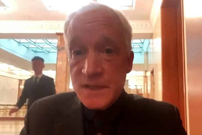 video director britanic evacuat de securitatea chineza in plin interviu live