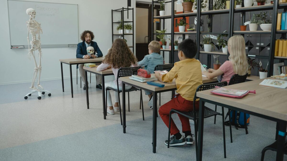 17 atacuri in scoli rusia pune profesorii sa spioneze telefoanele elevilor