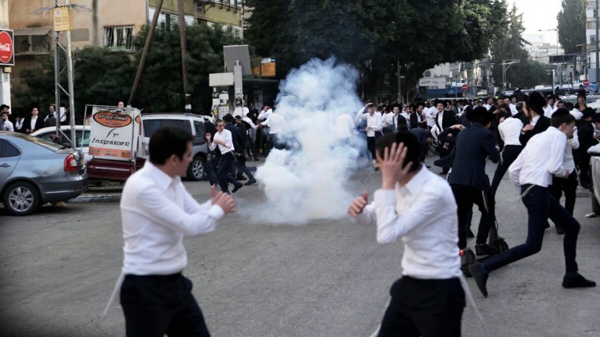 23 de arestări la Tel Aviv. Două soldate, salvate dintr-o mulțime furioasă 23 de arestari la tel aviv doua soldate salvate dintr o multime furioasa 1771249537