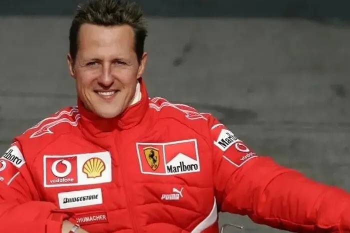 Schumacher, obligat să returneze trofeul F1; Button a cumpărat o replică