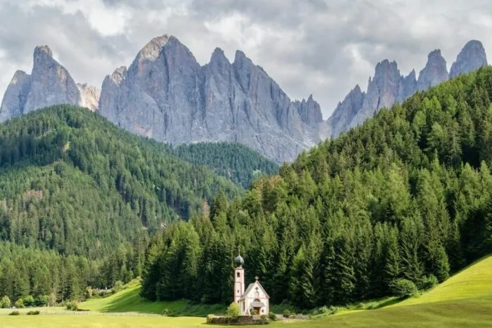 Dolomiți: Biserica Santa Maddalena, acces limitat din cauza aglomerației