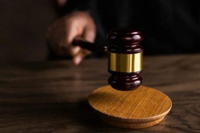 Agresorii sexuali condamnați, interdicție de angajare în școli și spitale