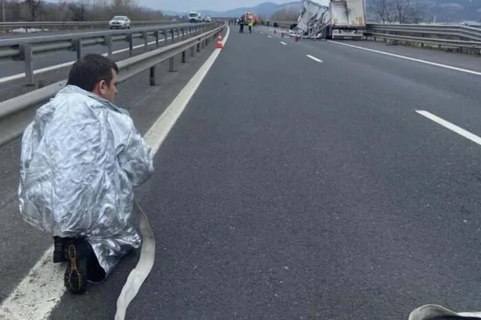 alerta-pe-a1-tir-cu-23-de-tone-de-ingrasamant-implicat-intr-un-accident-violent