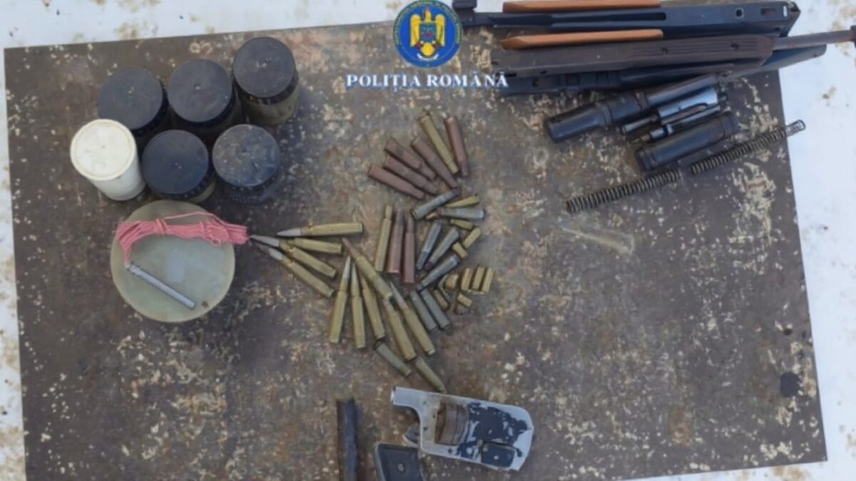 arsenal la un barbat de 75 de ani din neamt 3 pistoale si peste 250 de cartuse descoperite 1771327407