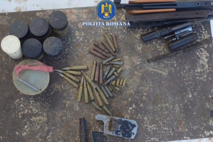 arsenal la un barbat de 75 de ani din neamt 3 pistoale si peste 250 de cartuse descoperite 1771327407