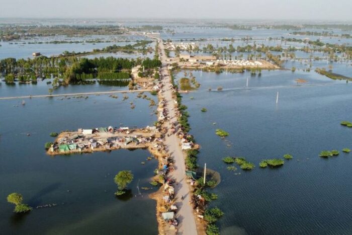 atac sangeros la o moschee din pakistan 11 morti aproape 100 de raniti