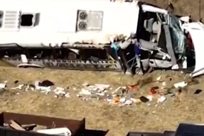 autocarul unei echipe de baseball rasturnat 1 mort si 32 de raniti in iowa